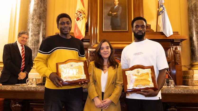 Ibrahima Diack y Magatte N'Diaye, con la alcaldesa de La Coruña