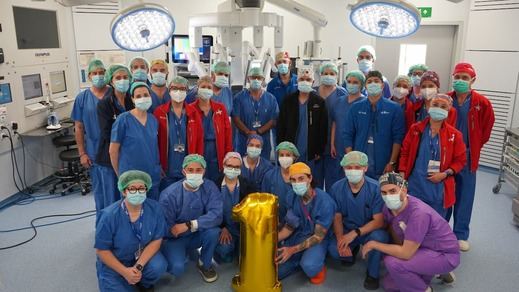 Equipo del hospital Vall d'Hebron que ha realizado el primer trasplante robótico del mundo