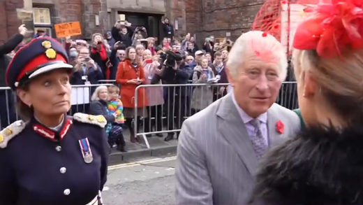 El rey Carlos III, recibido entre abucheos y lanzamiento de huevos en York
