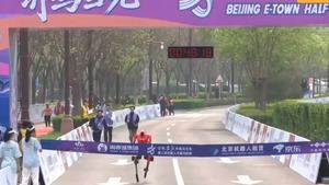 Los robots ganan a los humanos en la media maratón de Pekín: pulverizan récords