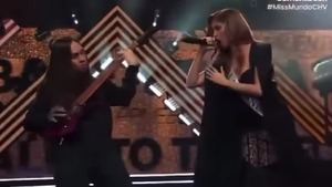 Ignacia Fernández cantando