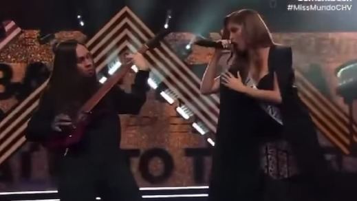 Ignacia Fernández cantando