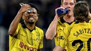 Los jugadores del  Borussia se refrescan