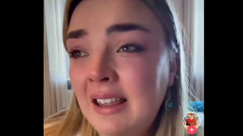 Bella, la joven afectada, en un vídeo de TikTok