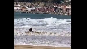 Susto enorme: las olas engullen a un turista en San Sebastián