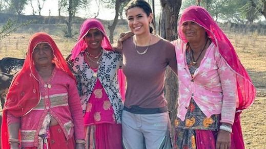 Fernanda durante su viaje a la India con varias mujeres locales