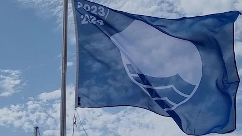 Bandera azul en una playa española