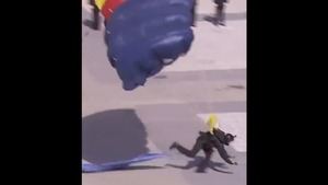 Otro percance de un paracaidista en un desfile se hace viral
