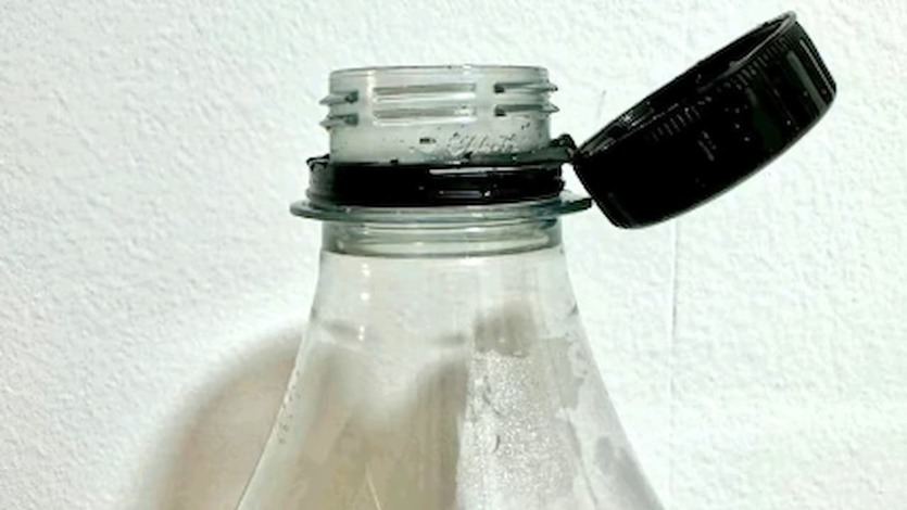 Tapón unido a la botella de plástico