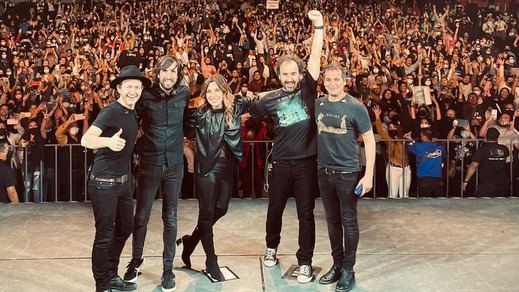 Pablo Benegas, a la izquierda de la foto de archivo de La Oreja de Van Gogh, todavía con Leire Martínez