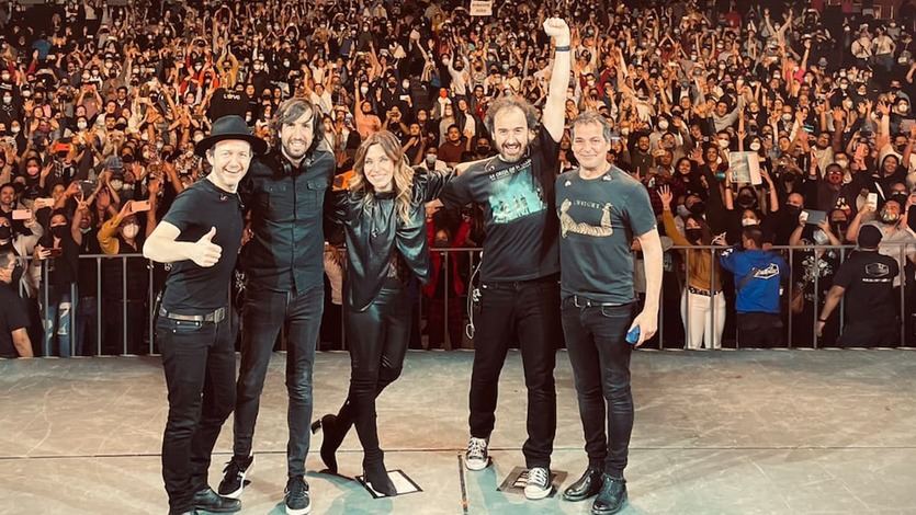 Pablo Benegas, a la izquierda de la foto de archivo de La Oreja de Van Gogh, todavía con Leire Martínez