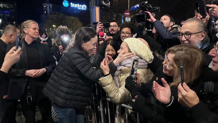 Corina Machado, saludando a seguidores en Oslo