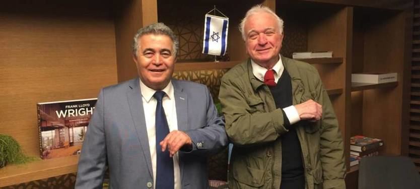 Amir Peretz,  Ministro de Economía de Israel,  saluda al empresario español, Isaac Siboni, tras su encuentro en Tel Aviv