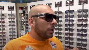 Borja Escalona la vuelve a liar: se lleva unas gafas de sol alegando que su 'promo' vale 15.000 euros
