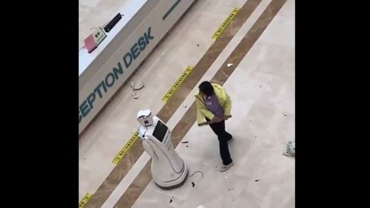 Una mujer destroza un robot en un hospital de China