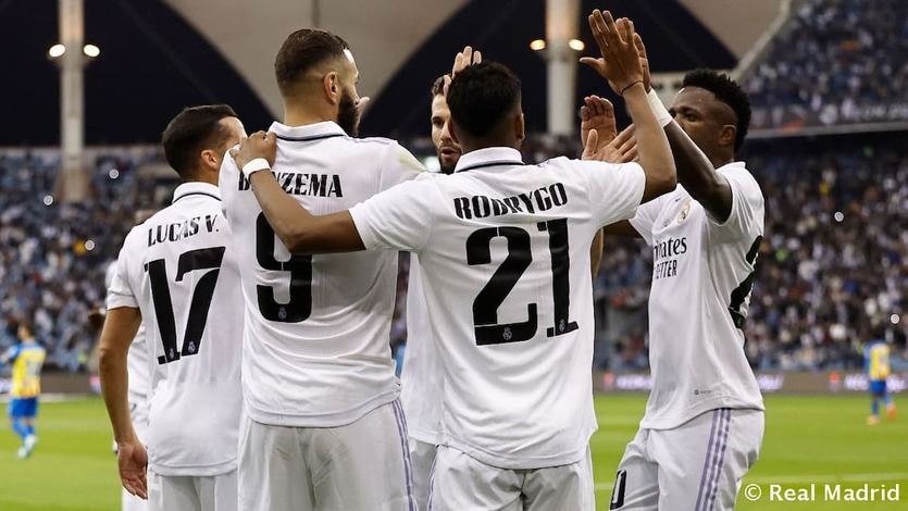 El Madrid celebra el gol de Benzema