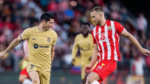 El Almería permite que la Liga siga viva al derrotar por sorpresa al Barça (1-0)