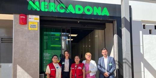 Primera entrega de alimentos a la Asociación Punto de Encuentro por parte de Mercadona