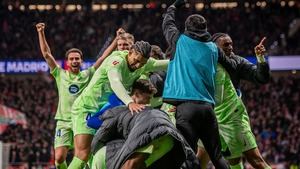 El Barça pone la Liga patas arriba remontando en una orgía goleadora en el Metropolitano (2-4)