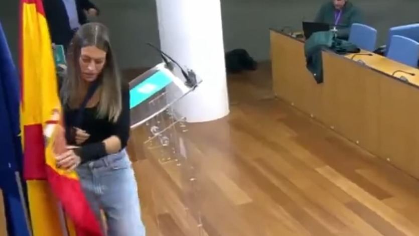 La portavoz de Junts, Míriam Nogueras, apartó la bandera de España