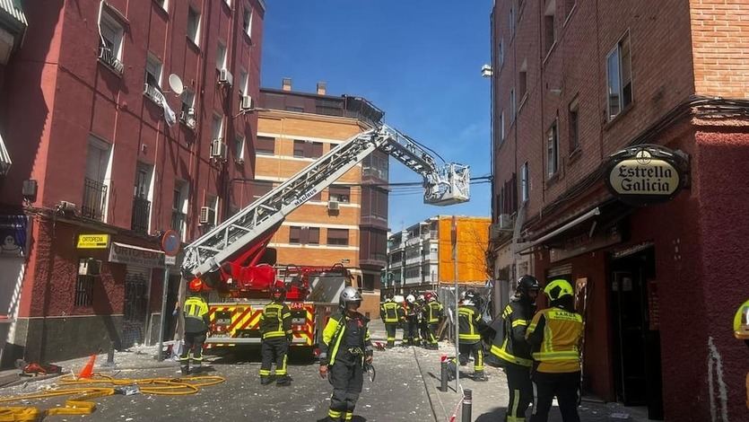 Explosión en un bar en la calle Manuel Maroto, en Puente de Vallecas 