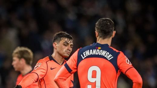 Pedri y Lewandowski se lamentan por la derrota