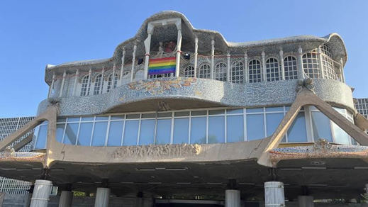 La Asamblea de Murcia exhibe una bandera arcoiris y Vox estalla: 