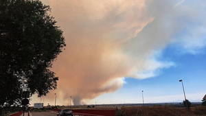 Una nube de humo y el olor a quemado se extienden por Madrid tras un incendio en Méntrida