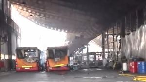 Un incendio calcina la mitad de la flota de los autobuses urbanos de Burgos