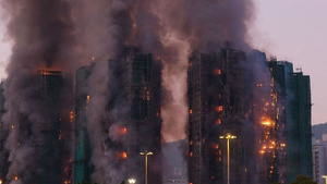 Hong Kong ya suma 36 muertos y casi 300 desaparecidos por el incendio en un complejo residencial