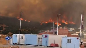 Un incendio en Tarifa (Cádiz) obliga a desalojar a 2.000 personas