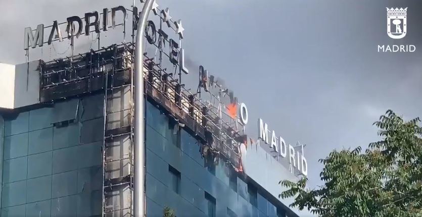 Espectacular incendio en el hotel Nuevo Madrid