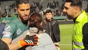 Suspenden con un partido y una multa de 4.400 euros a un futbolista iraní por abrazar a una aficionada