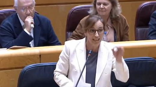 Javier Arenas, senador del PP, vapeando en el Senado mientras hablaba la ministra de Sanidad Mónica García
