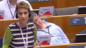 El vídeo viral del eurodiputado durmiéndose mientras hablaba la presidenta navarra, María Chivite