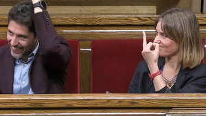 La líder de En Comú Podem en el Parlament le hace una peineta a Vox