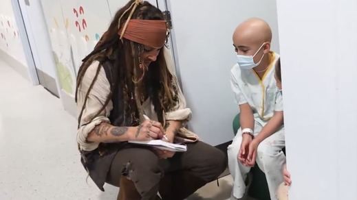 Johnny Depp vestido como Jack Sparrow