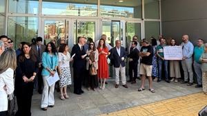 Pillan a la jueza que lleva la causa del hermano de Sánchez en un acto-protesta con Vox