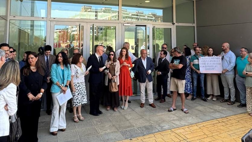 Magistrada Beatriz Biedma en una manifestación con Vox