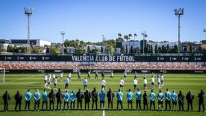 Los jugadores del Valencia CF guardan un minuto de silencio por las víctimas durante el entrenamiento