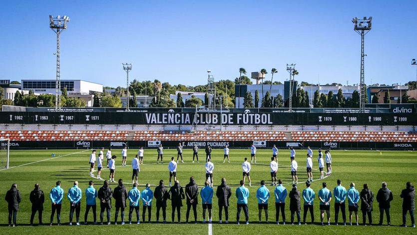 Los jugadores del Valencia CF guardan un minuto de silencio por las víctimas durante el entrenamiento