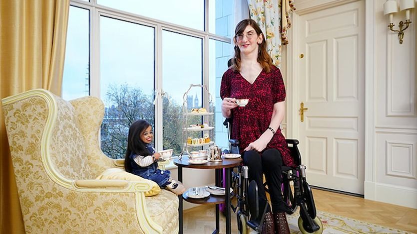 La mujer más alta y la más bajita del mundo juntas