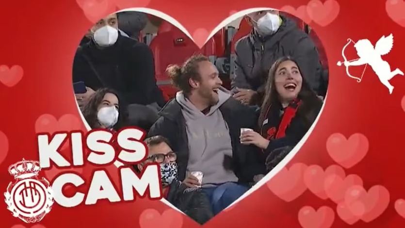 Una 'kiss cam' en el campo del Mallorca