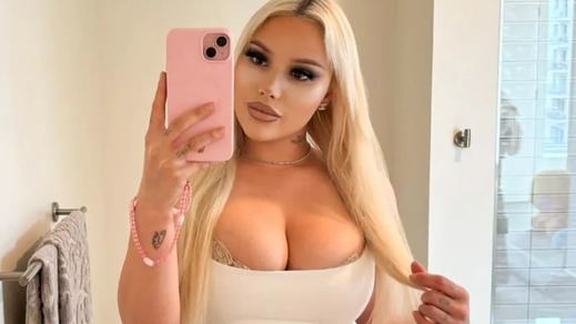Kylie Page, posando en un selfi