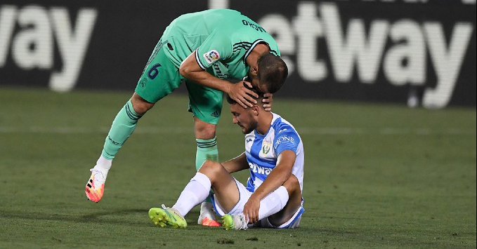 Nacho del Real Madrid consuela a Óscar del Leganés, canterano blanco
