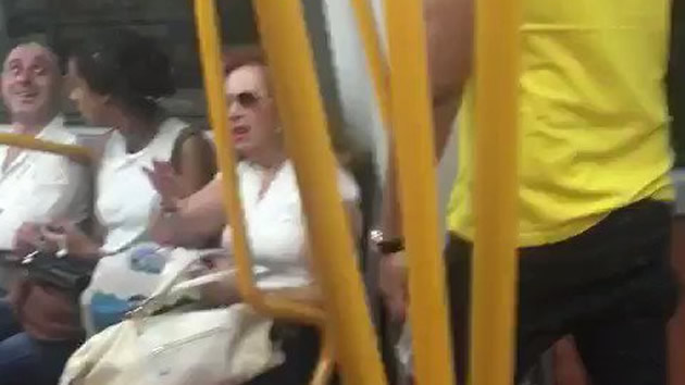 Viajeros del Metro de Madrid expulsan a un racista del vagón tras insultar a dos magrebíes