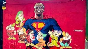 Vandalizan un mural de Lamine Yamal en Barcelona al añadirle 'Los 7 enanitos'