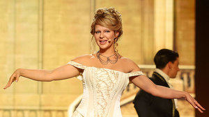 Laura Escanes interpretando a Taylor Swift