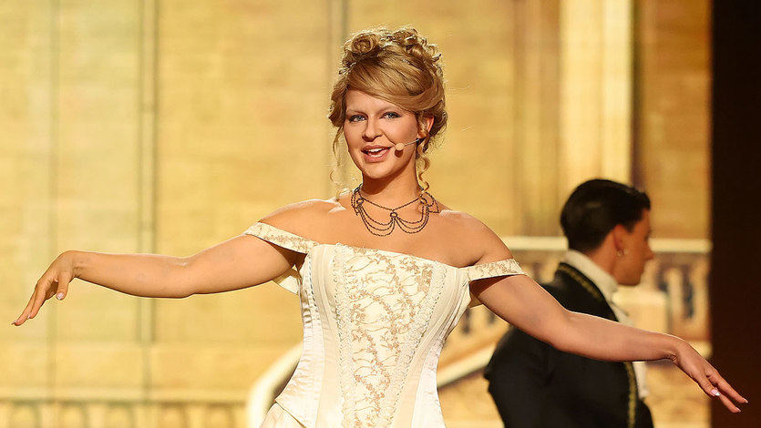 Laura Escanes interpretando a Taylor Swift