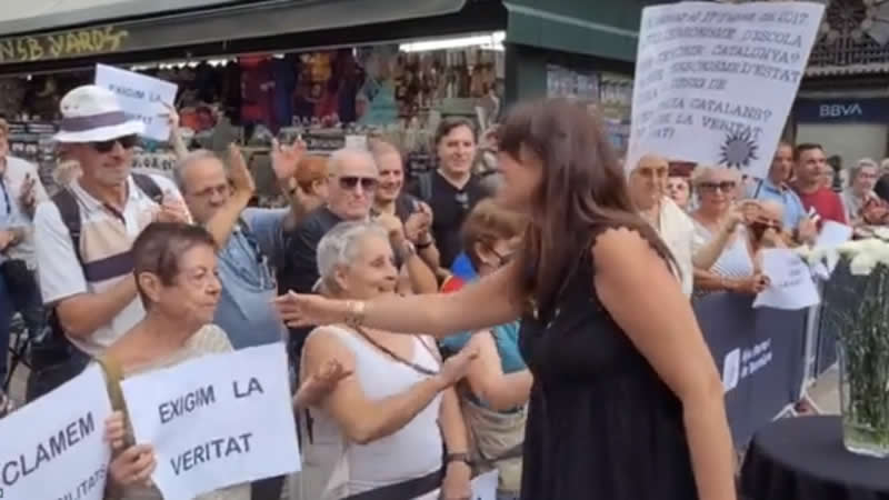 Laura Borràs, saludando a manifestantes independentistas en el 17-A